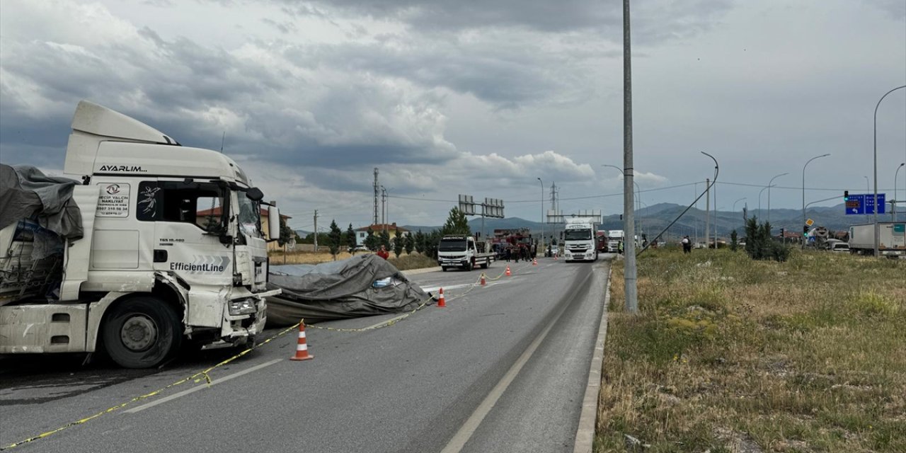 Afyonkarahisar'da tır ile kamyonetin çarpışması sonucu 2 kişi öldü, 1 kişi yaralandı