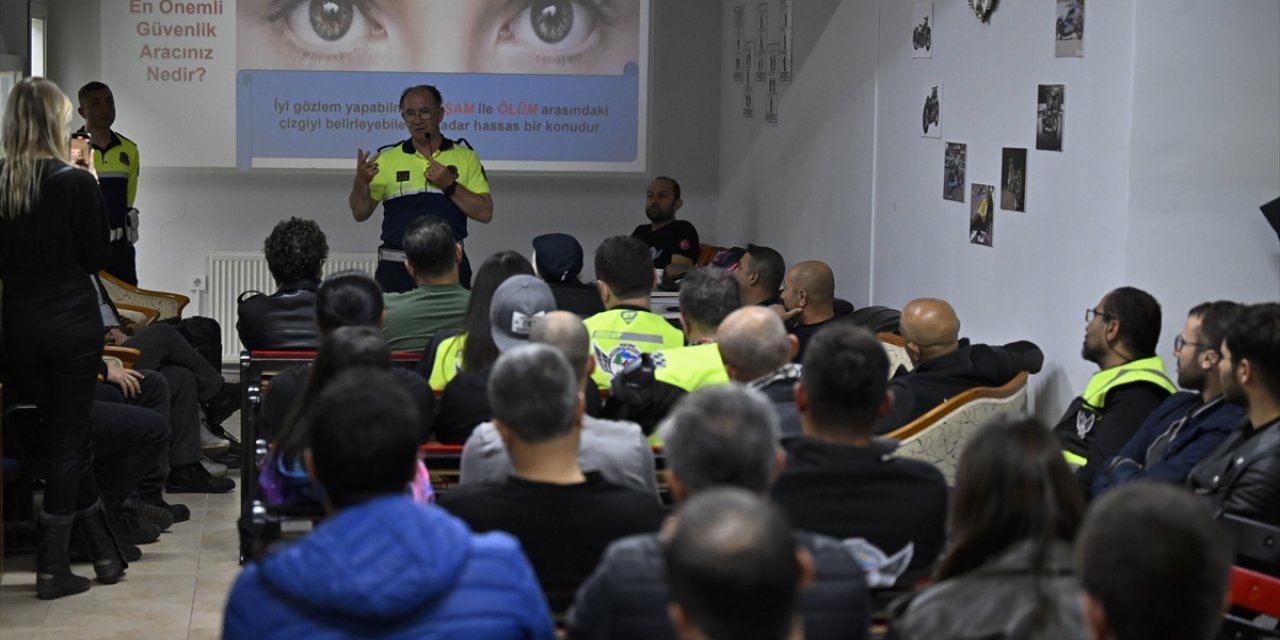 Jandarma personelinden motosiklet sürücülerine güvenli trafik eğitimi