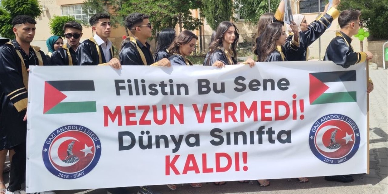 Siirt'te mezuniyet töreninde "Filistin bu sene mezun vermedi" pankartı açıldı