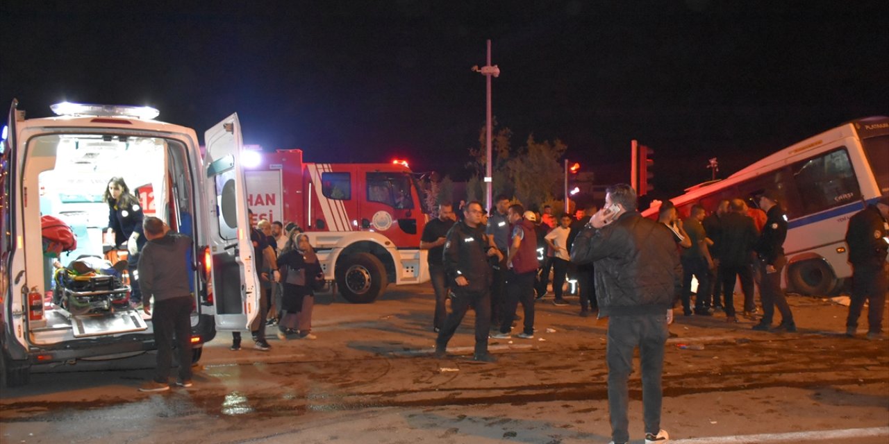 Kırıkkale'de minibüs ile otomobilin çarpışması sonucu 22 kişi yaralandı