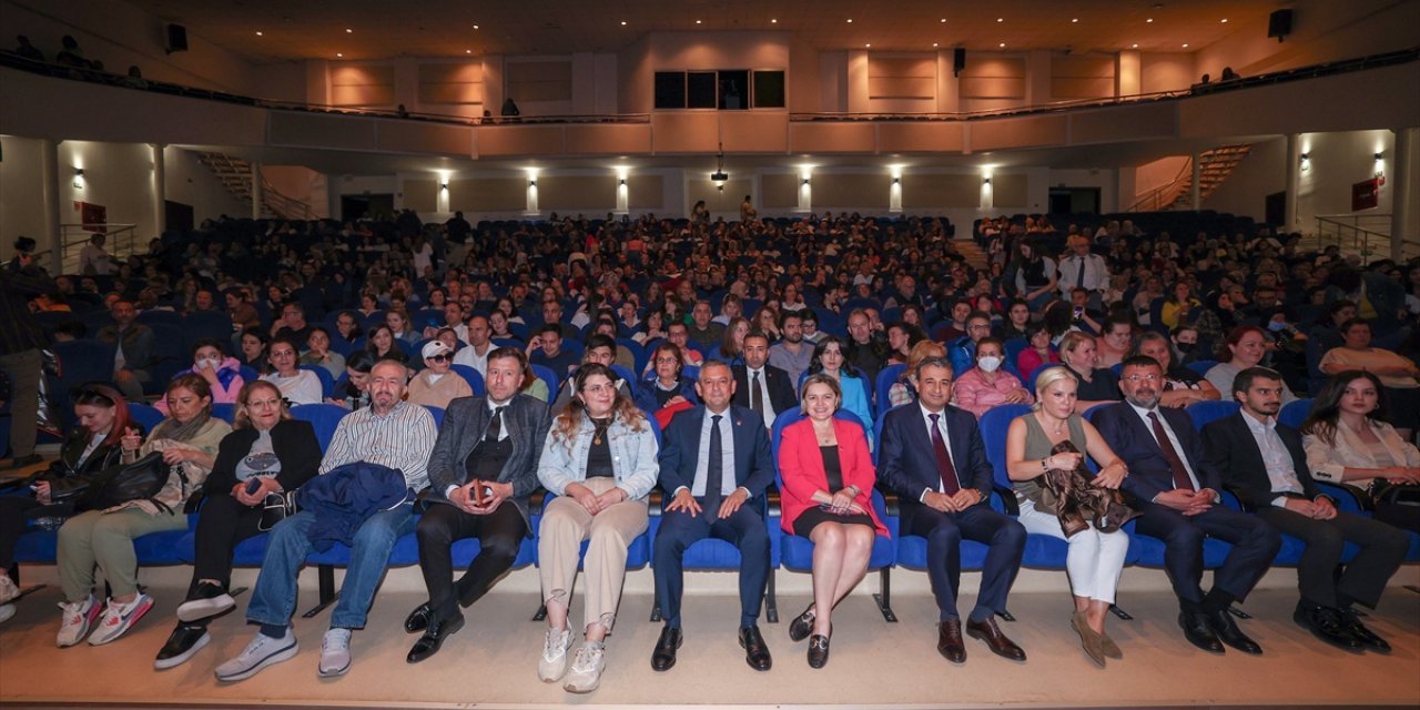 CHP Genel Başkanı Özel, "Ahududu" tiyatro oyununu izledi