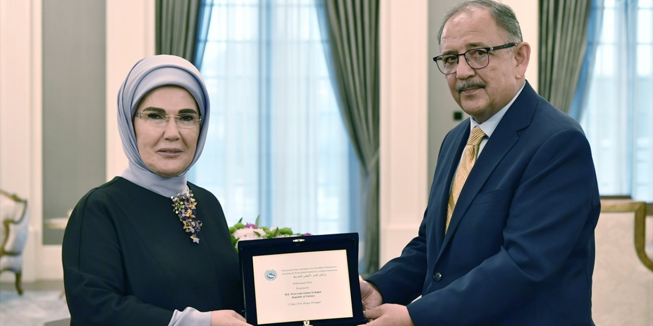 Emine Erdoğan, "Sıfır Atık" projesine verilen AKDENİZ-PA Ödülü'nü teslim aldı