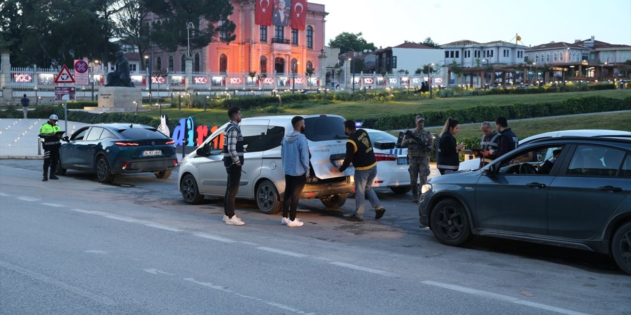 Edirne'de polisin asayiş uygulamasında aranan 5 şüpheli ile 7 düzensiz göçmen yakalandı