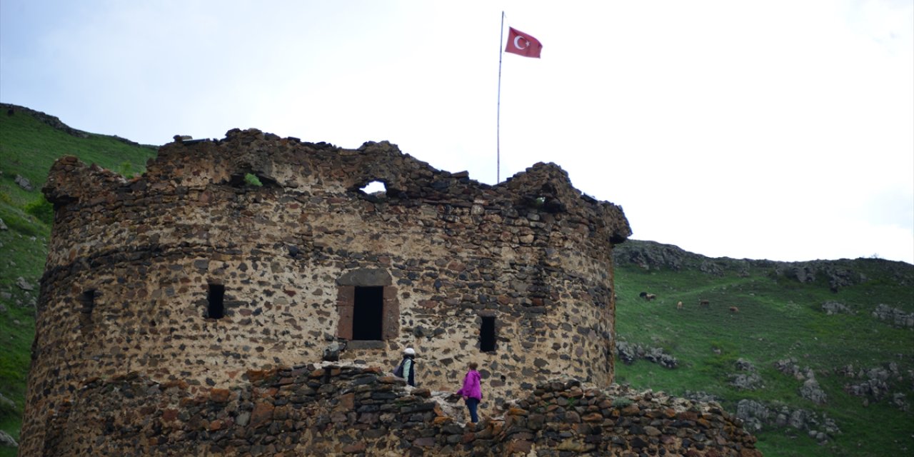 Tarih ve doğanın buluştuğu Şeytan Kalesi karların erimesiyle doğaseverleri ağırlıyor