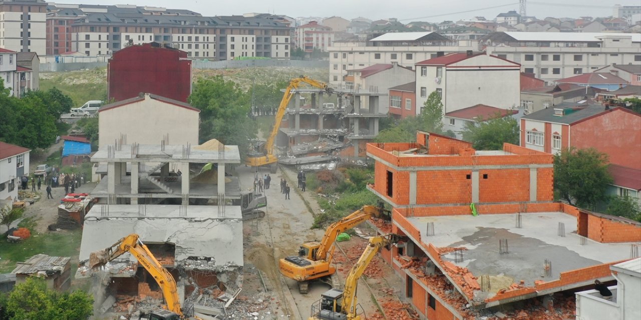 Arnavutköy’de kaçak yapıların yıkımı sırasında gerginlik yaşandı