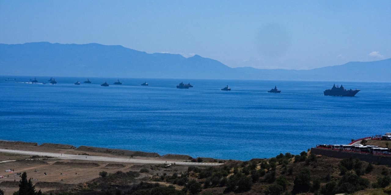 Türk Yıldızları ve HÜRJET, EFES-2024 Tatbikatı kapsamında gösteri uçuşu yaptı