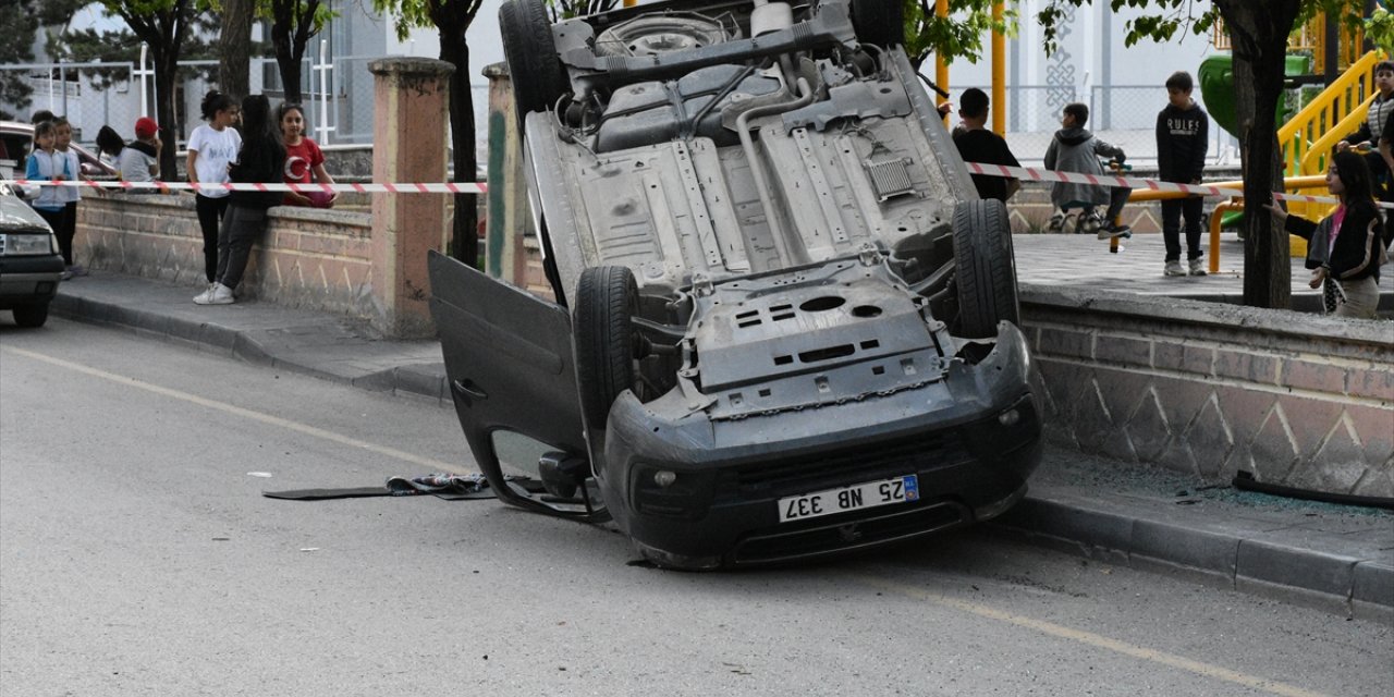 Erzurum'da otomobil ile hafif ticari araç çarpıştı, 6 kişi yaralandı