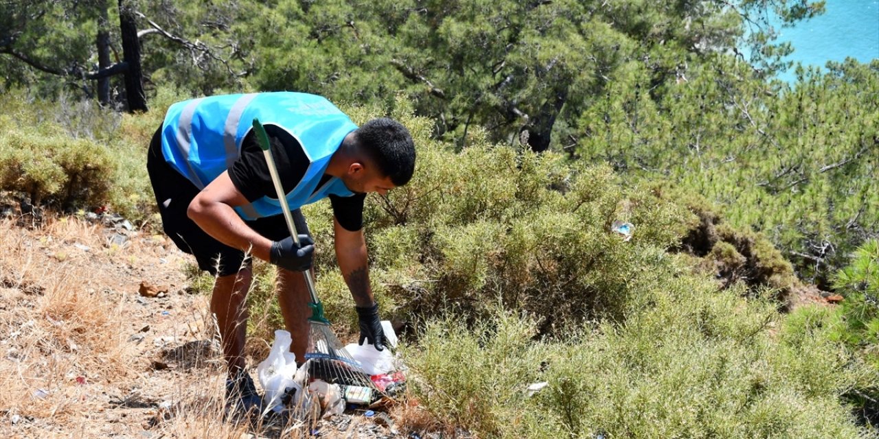 Fethiye'de hükümlüler çevre temizliği yaptı