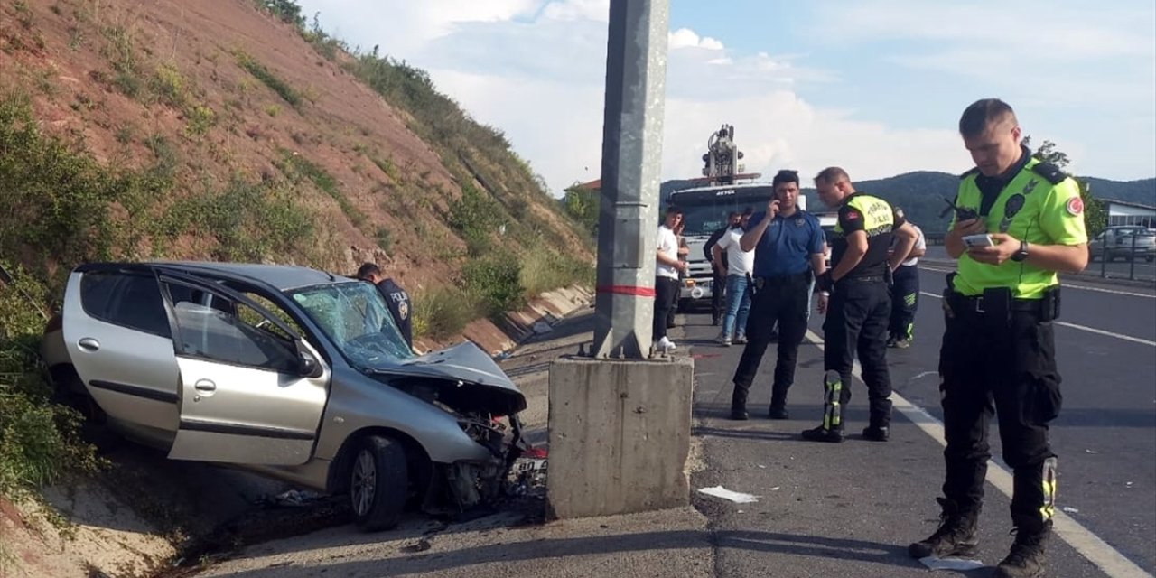 Zonguldak'ta EDS direğine çarpan otomobildeki 4 kişi yaralandı