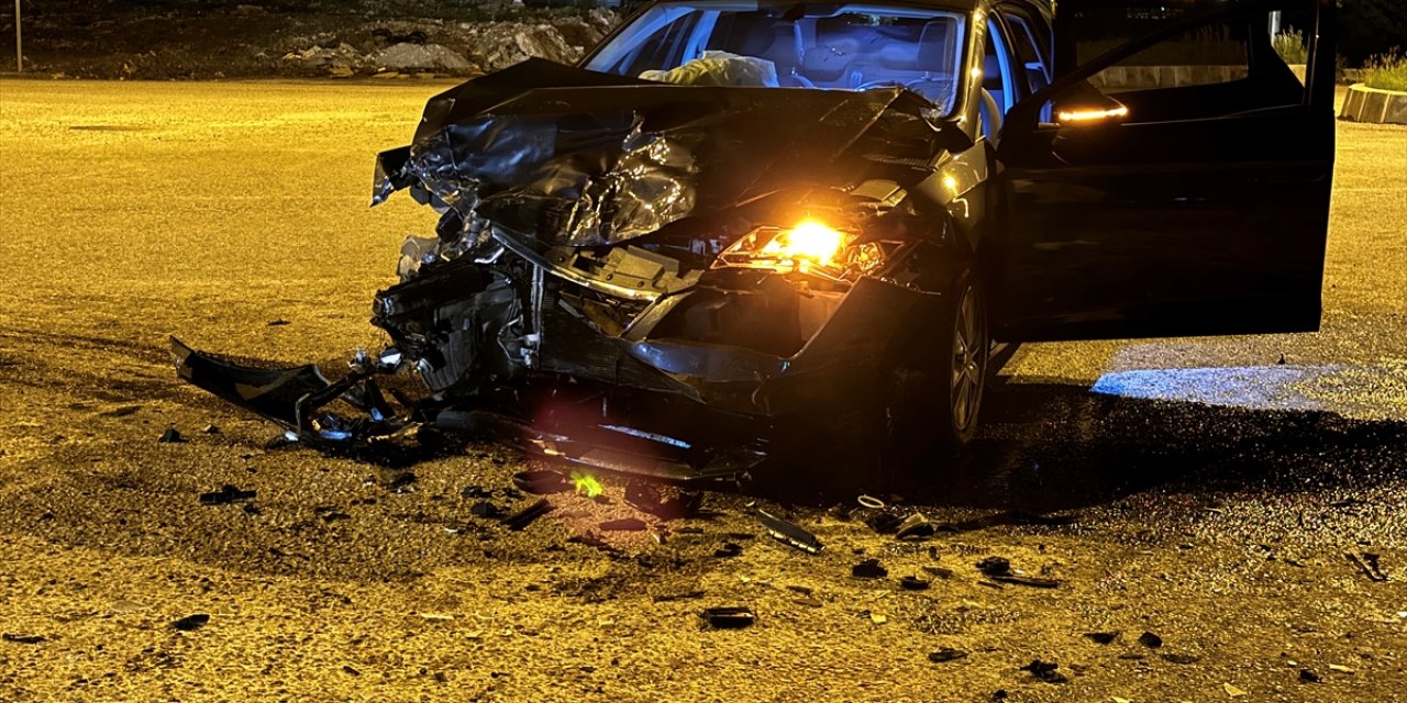 Erzurum'da iki otomobilin çarpıştığı kazada 4 kişi yaralandı