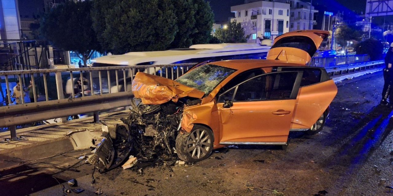 Antalya'da iki otomobilin çarpıştığı kazada 5 kişi yaralandı