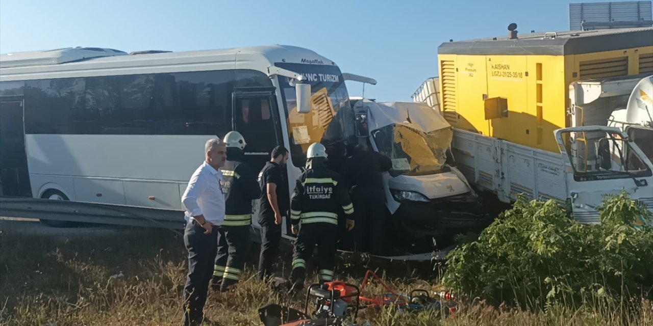 Tekirdağ'da fren arızası nedeniyle duramayan kamyonetin işçi servislerine çarpması sonucu 18 kişi yaralandı