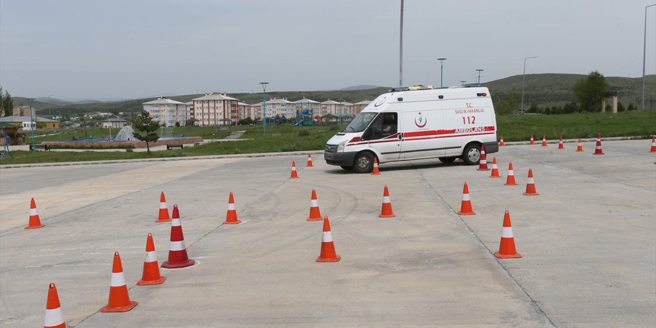 Kars'ta 4 ildeki ambulans şoförlerine güvenli sürüş eğitimi verildi