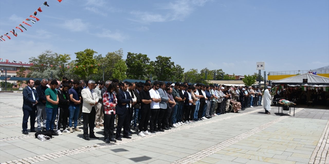 Van'da akademisyen ve öğrenciler Gazze'de ölenler için sembolik cenaze töreni düzenledi