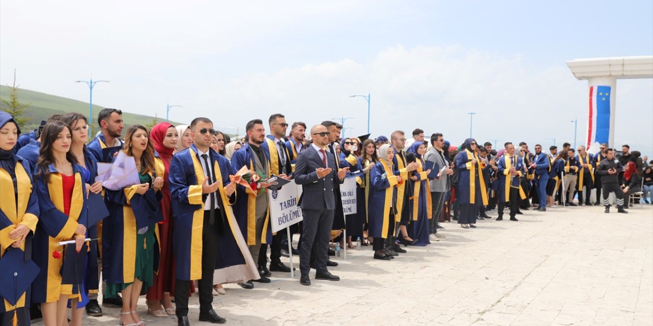 Ardahan Üniversitesinde, mezun olan öğrenciler Filistinliler için dua etti