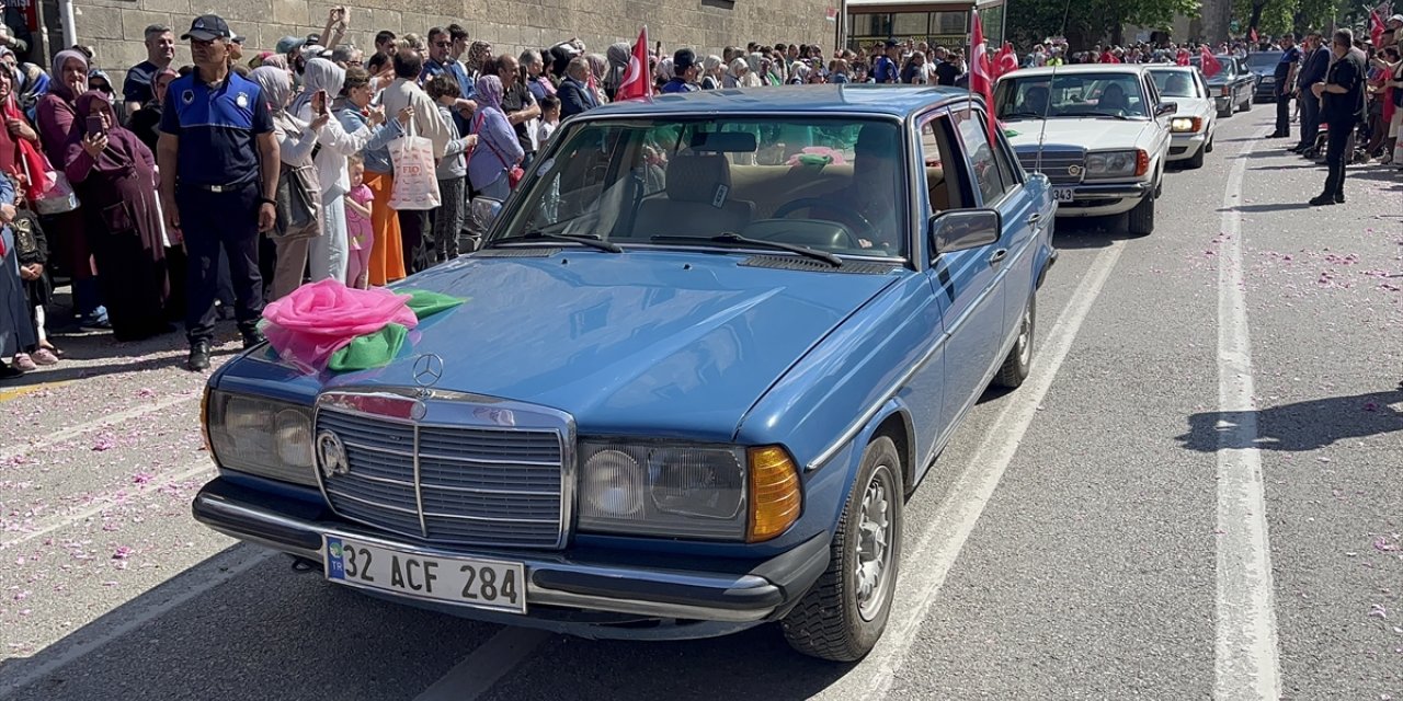 Klasik otomobil tutkunları Isparta'da buluştu