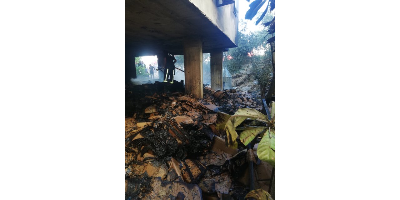 Alanya'da bir binanın bodrumunda çıkan yangında hasar oluştu