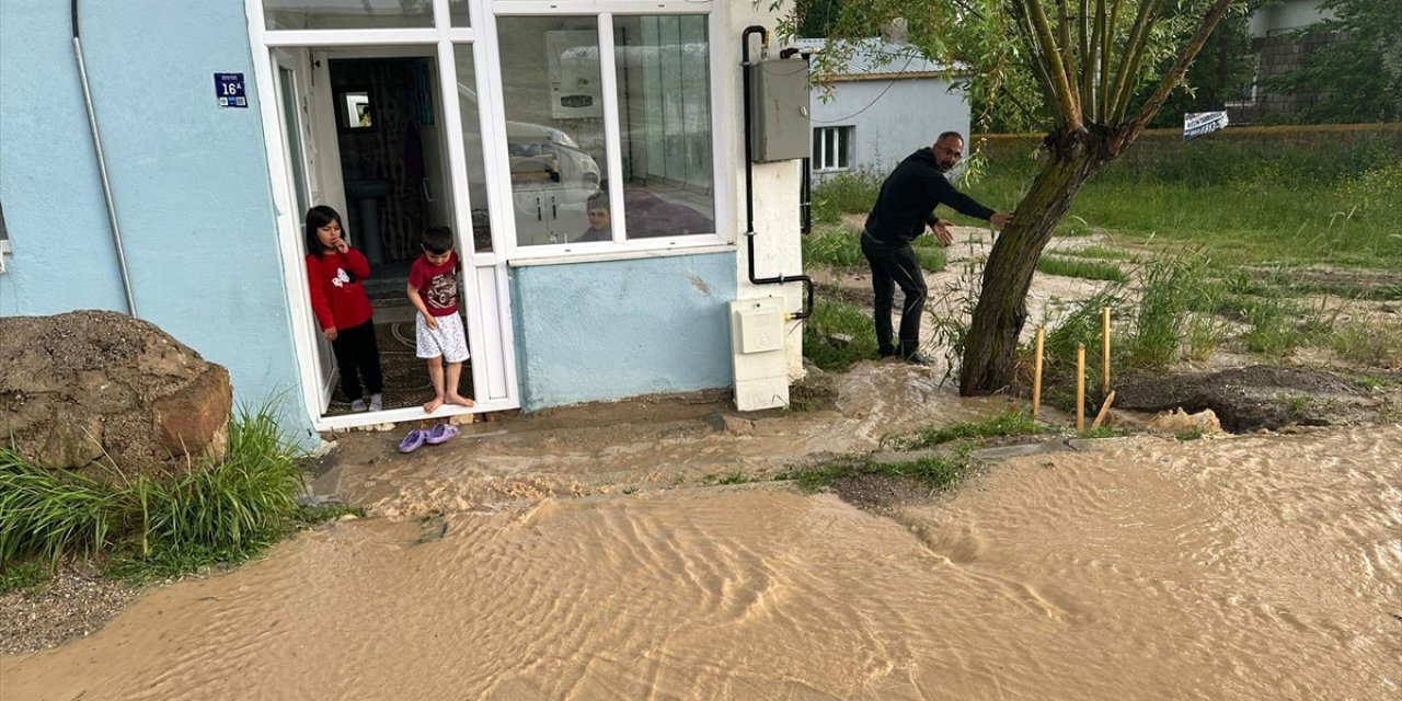 Kayseri'de etkili olan sel bazı ev ile ahırlara zarar verdi