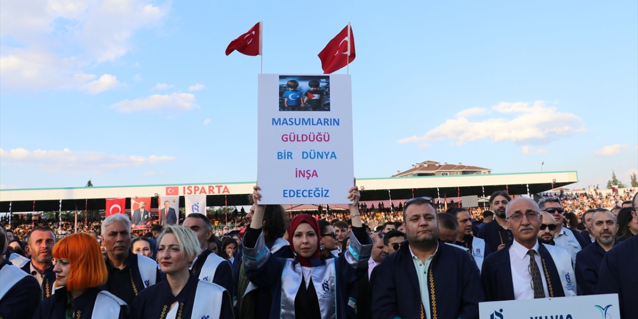 Isparta'da üniversite öğrencileri, mezuniyet töreninde İsrail'e pankartlarla tepki gösterdi