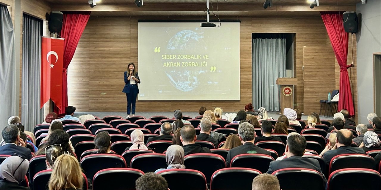 Eskişehir'de 1000 öğretmene, öğrencilerin dijital güvenliği için doğru internet kullanımı eğitimi