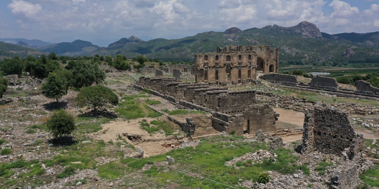 Aspendos Antik Kenti'nde bulunan Zeus ve Afrodit heykelleri arkeologları heyecanlandırdı