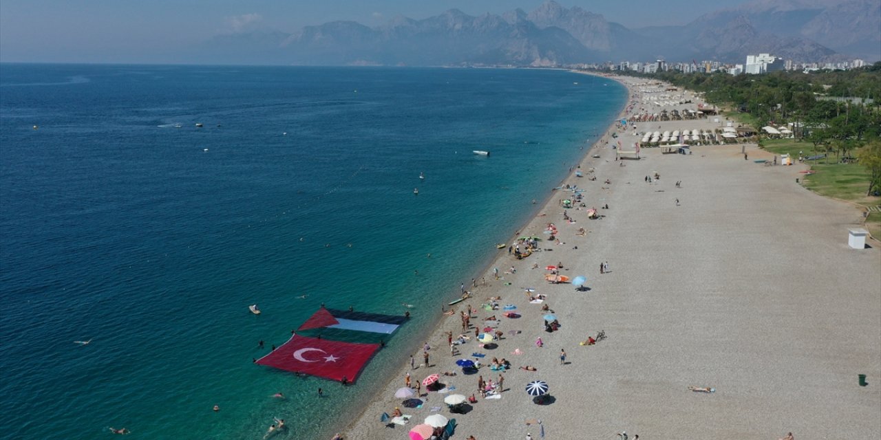 Antalya'da dalgıçlar denizde Filistin ve Türk bayrağı açtı