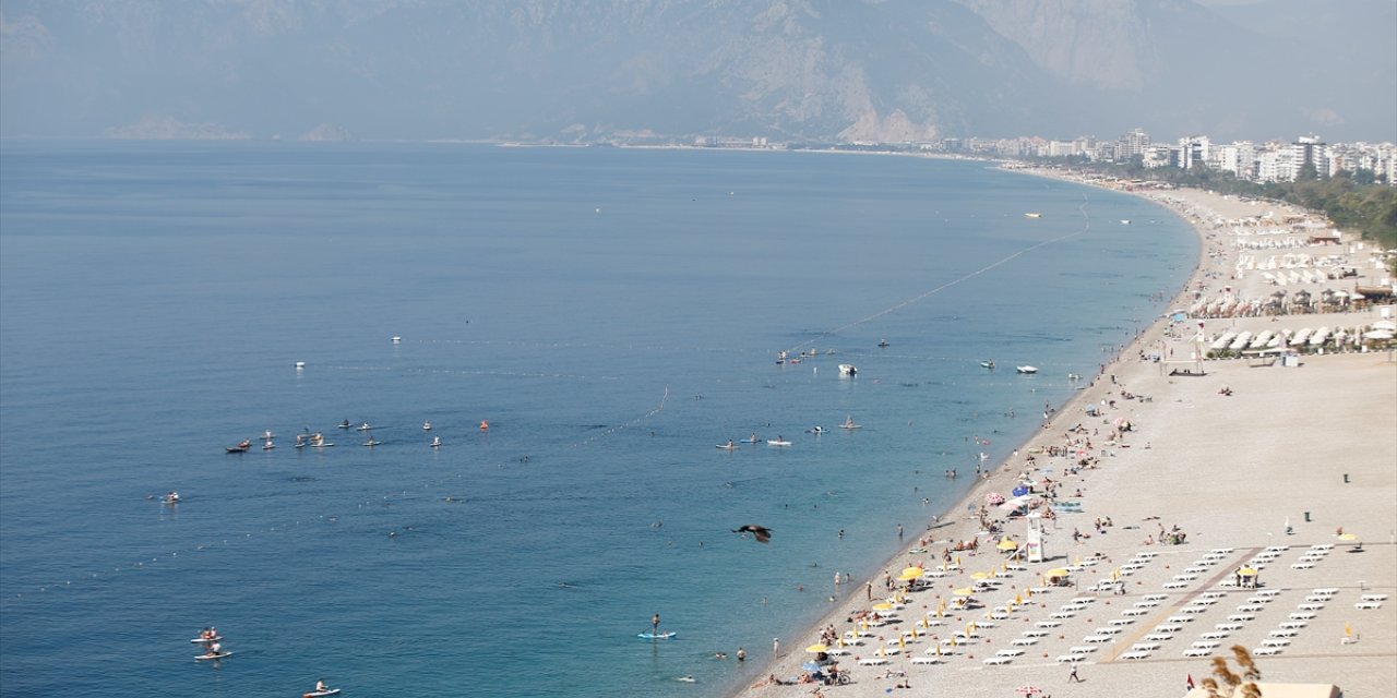Antalya'da sıcak hava nedeniyle sahillerde yoğunluk oluştu