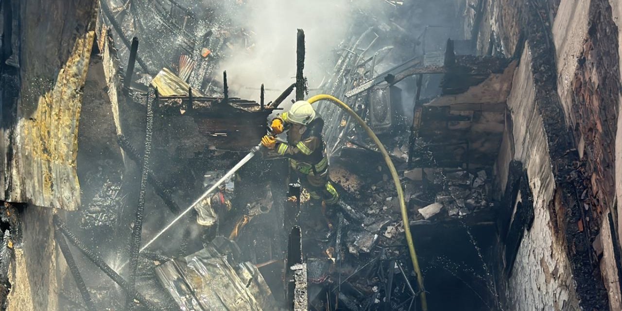 Beşiktaş'da 2 katlı binada çıkan yangın söndürüldü