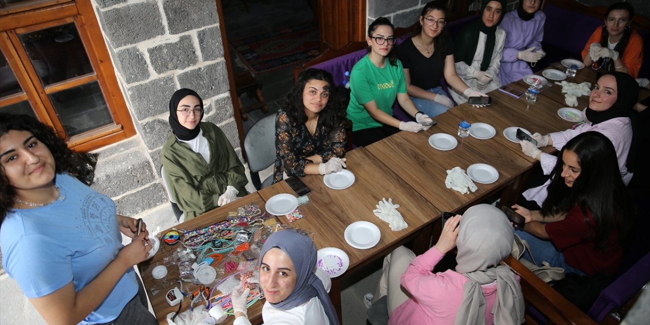 Diyarbakır'da tıp öğrencileri, hastanede tedavi gören çocuklar için takı tasarlıyor
