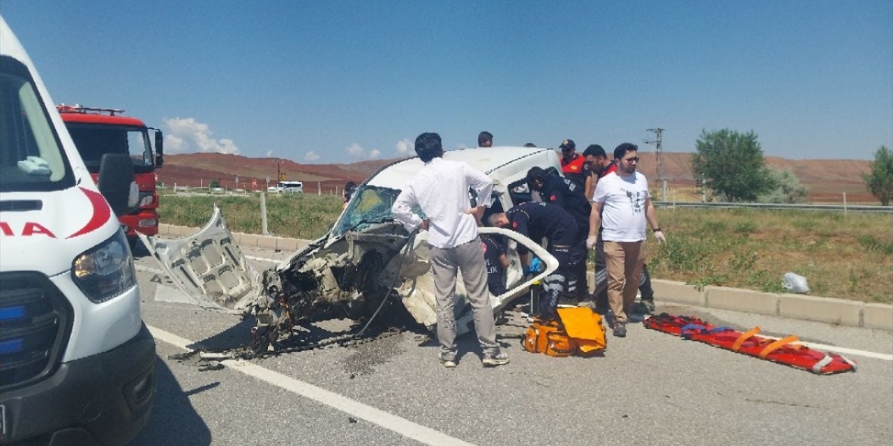 Çorum'da otomobille hafif ticari araç çarpıştı, 6 kişi yaralandı