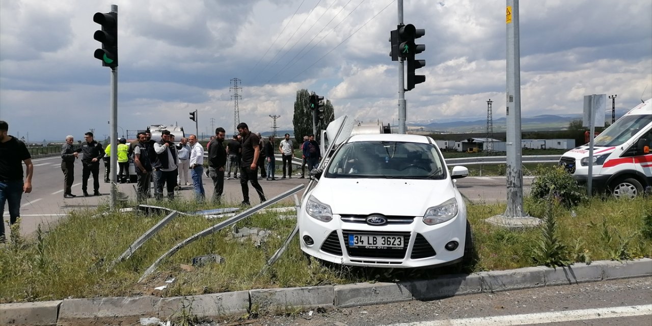 Kars'ta otomobil ile kamyonetin çarpıştığı kazada 5 kişi yaralandı