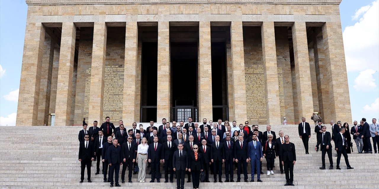 Galatasaray Başkanı Özbek ve yeni yönetim kurulu üyeleri, Anıtkabir'i ziyaret etti