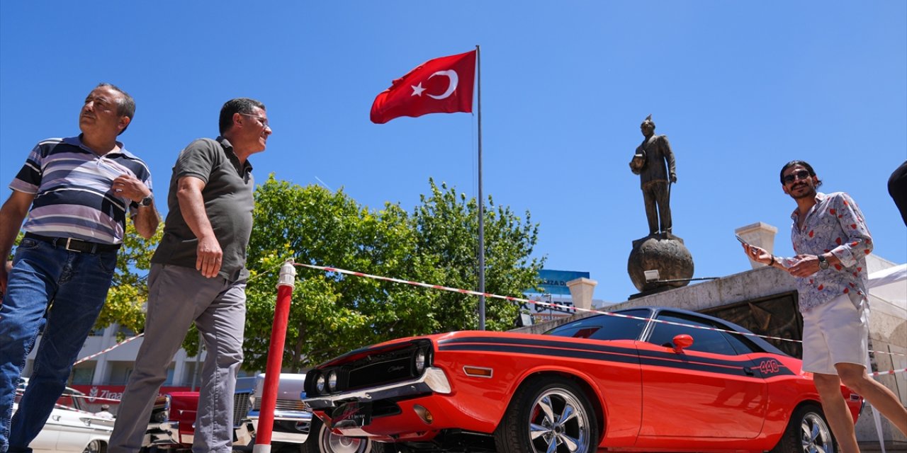 İzmir'deki klasik otomobil şöleninde Barış Manço'nun aracı da sergileniyor