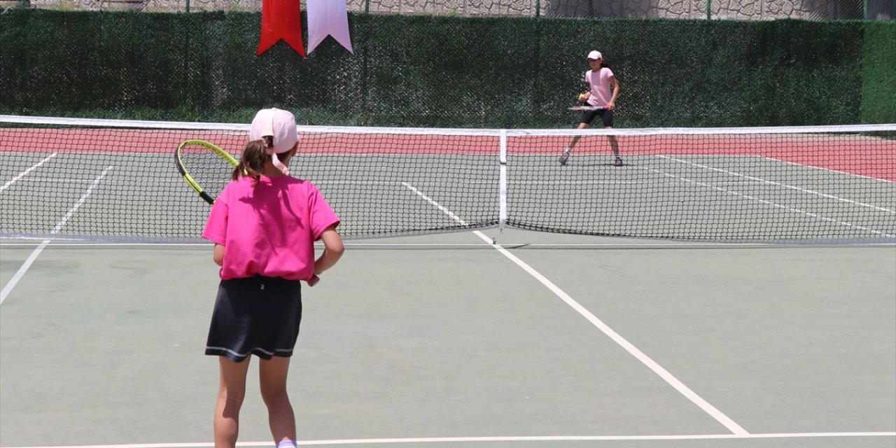 Elazığ'da 8-9-10 Yaş Ulusal Tenis Turnuvası başladı