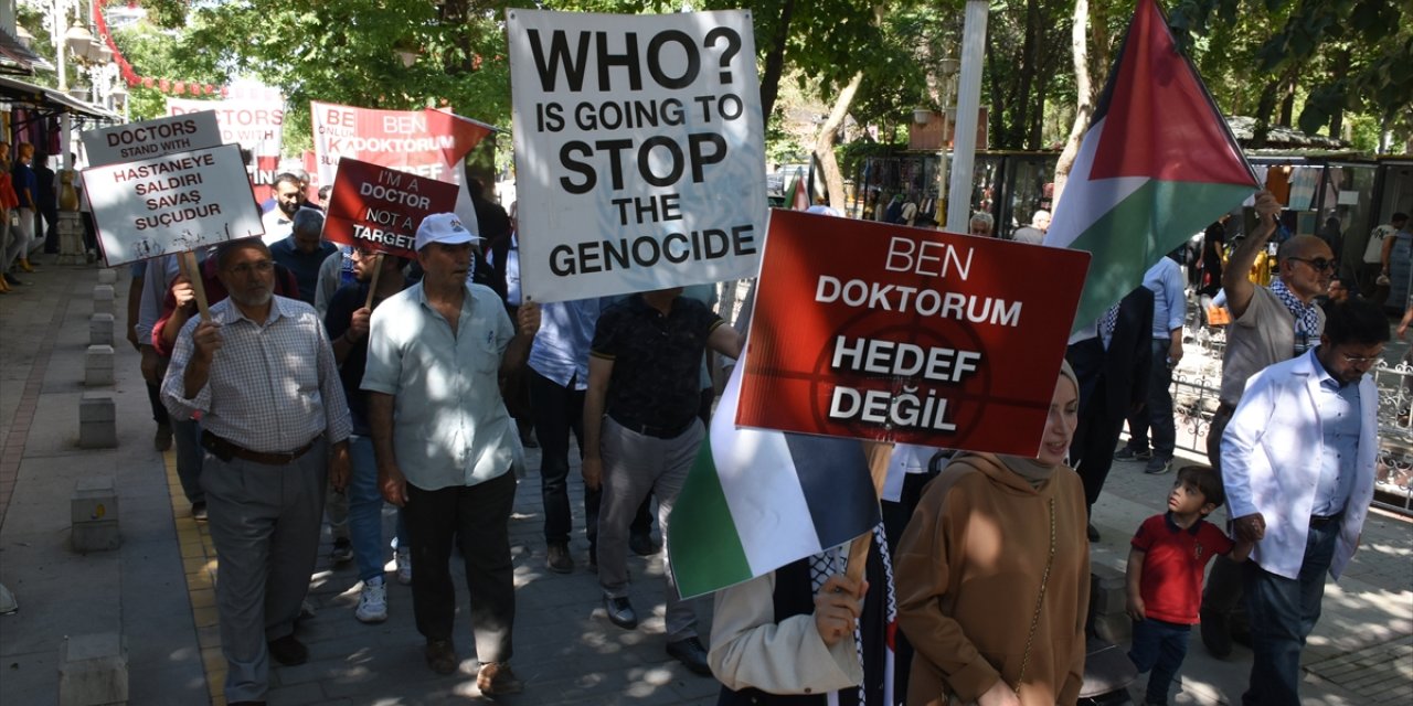 Malatya'da sağlık çalışanları İsrail'in Filistin'e yönelik saldırılarını protesto etti