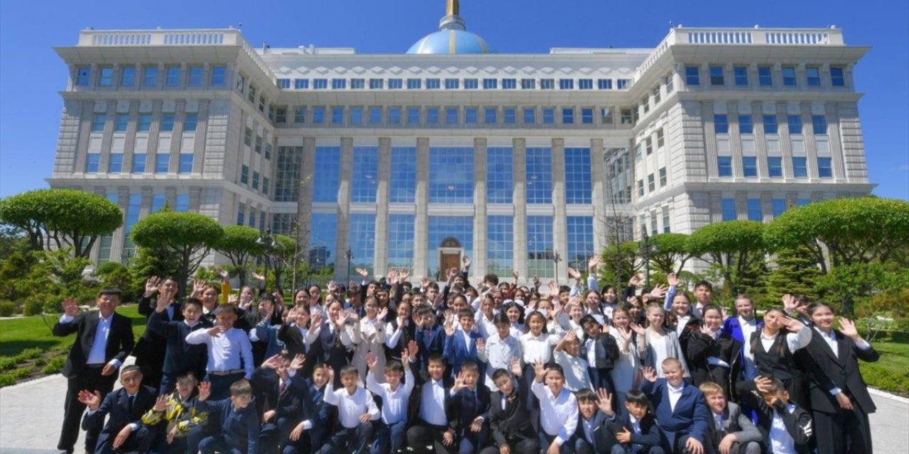 Kazakistan'da çocuklar Dünya Çocuk Günü'nde Cumhurbaşkanlığı Sarayı'nda ağırlandı