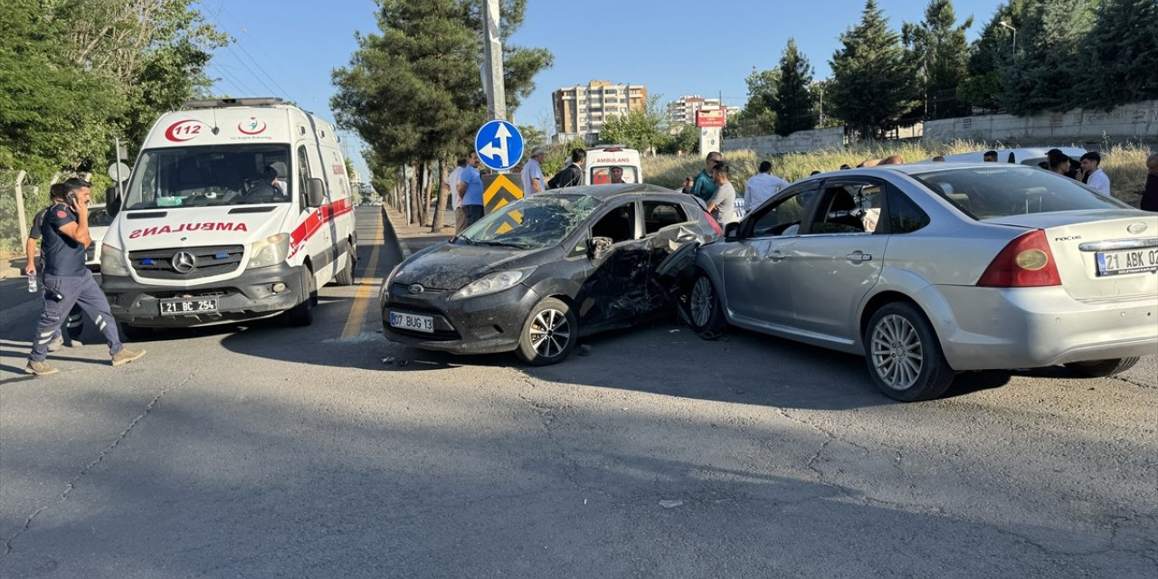 Diyarbakır'da iki otomobilin çarpışması sonucu 7 kişi yaralandı