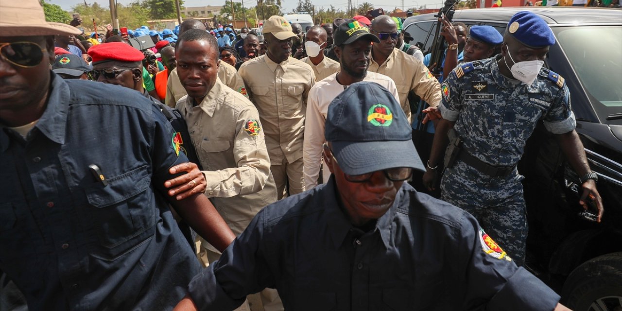 Senegal Cumhurbaşkanı Faye, yağış sezonu öncesi temizlik çalışmalarına katıldı