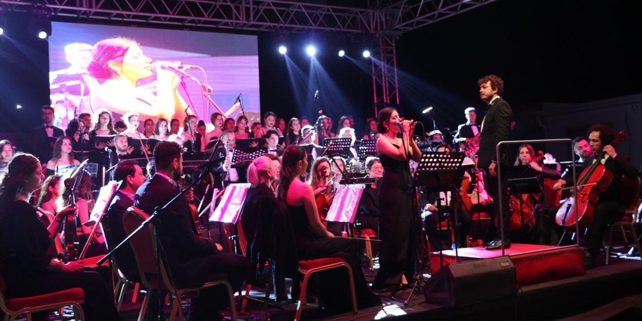 Hatay Akademi Senfoni Orkestrası depremzedelere konser verdi