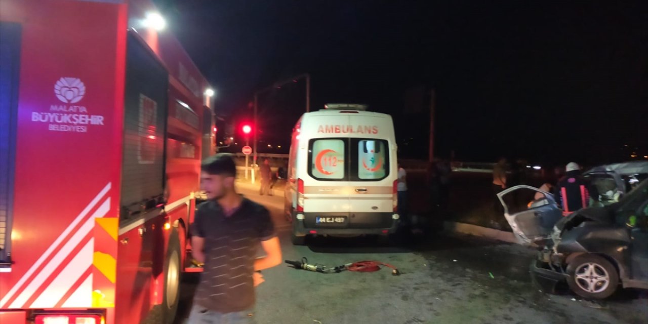 Malatya'da iki hafif ticari aracın çarpışması sonucu bir kişi öldü