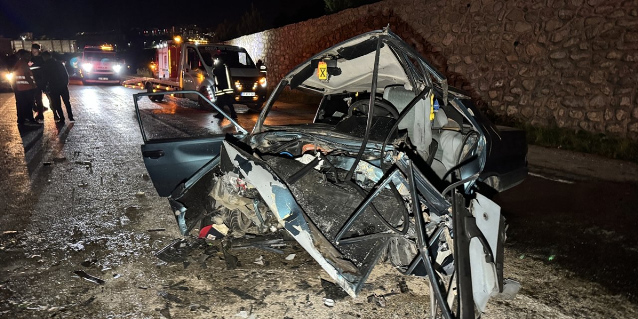 GÜNCELLEME - Kastamonu'da otomobil ile hafif ticari araç çarpıştı, 2 kişi öldü 3 kişi yaralandı