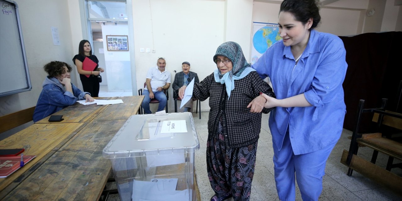 Seçimlerin yenilendiği Büyükkarıştıran'da yaşlı seçmenler yakınlarının yardımıyla oy kullandı