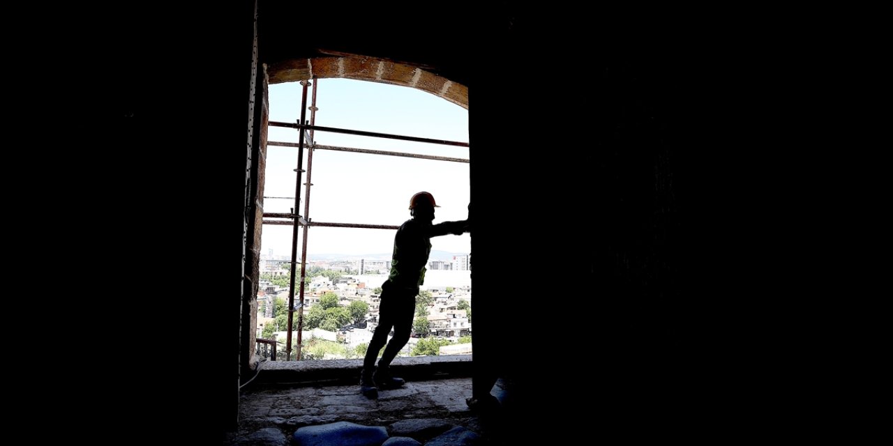 Depremde zarar gören Gaziantep Kalesi'nde restorasyonun yıl sonunda tamamlanması hedefleniyor