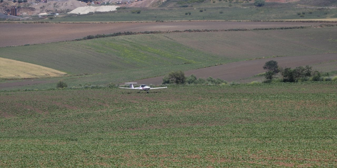 Tekirdağ'da eğitim uçağı tarlaya zorunlu iniş yaptı