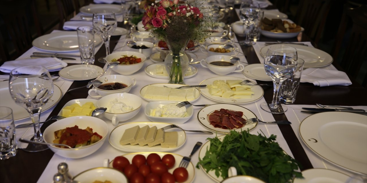 Gürcistan'da üniversitelerde Türkçe öğrenen öğrencilere Türk kahvaltısı tanıtıldı