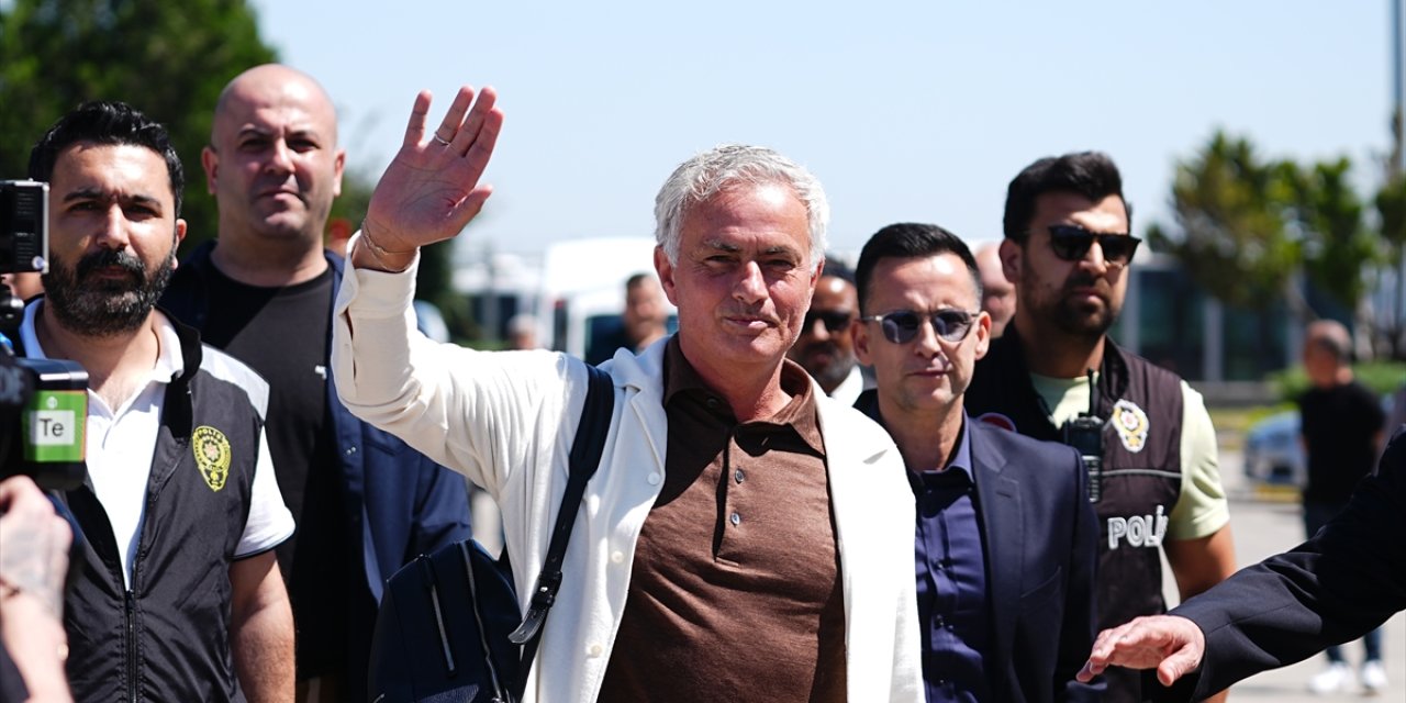 Portekizli teknik direktör Jose Mourinho, Fenerbahçe için İstanbul'a geldi