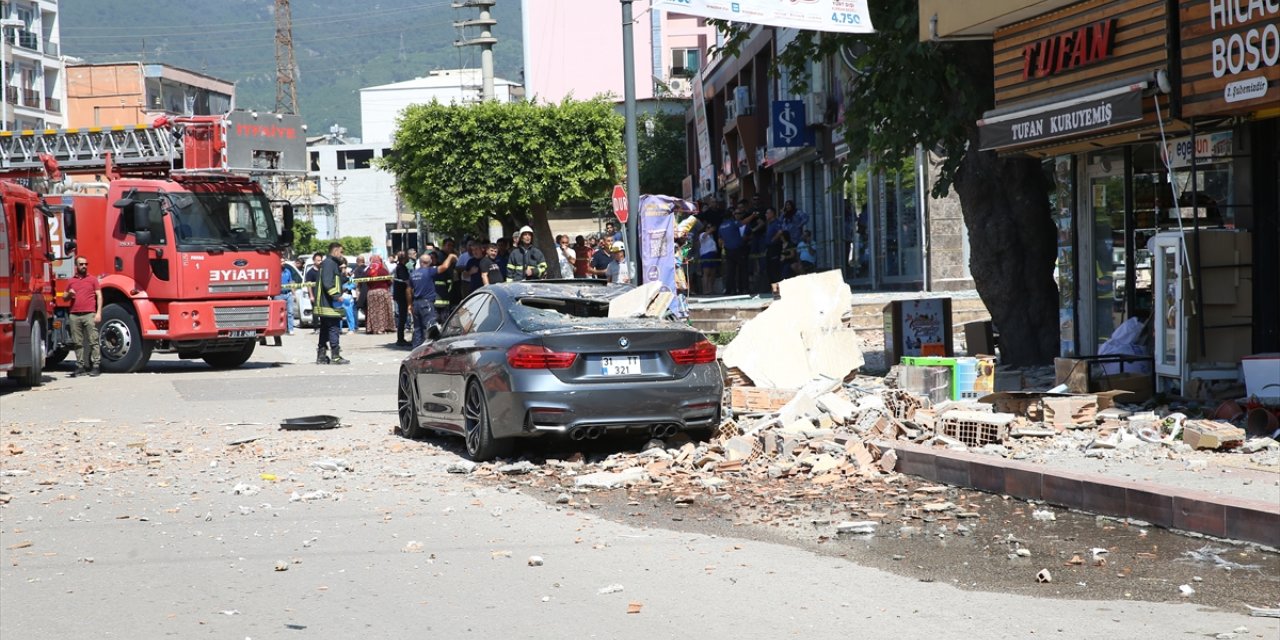 Hatay'da patlama meydana gelen bina ve çevresinde hasar oluştu