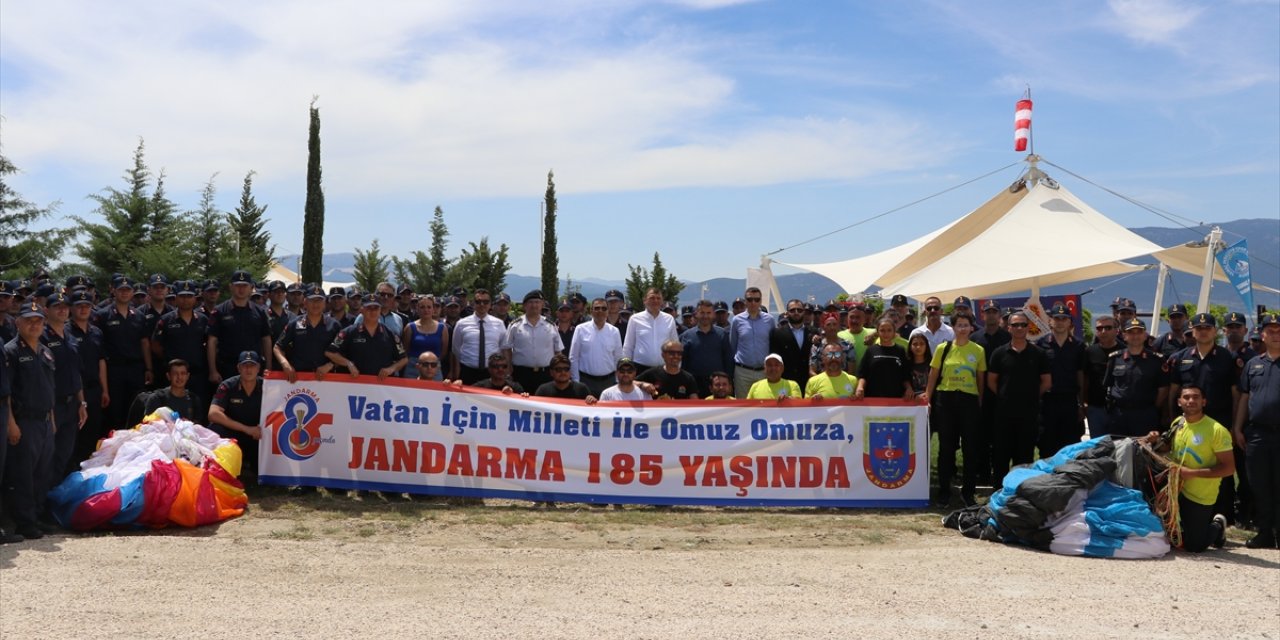 Burdur'da Jandarma Teşkilatı'nın kuruluş yılı dolayısıyla yamaç paraşütü uçuşu