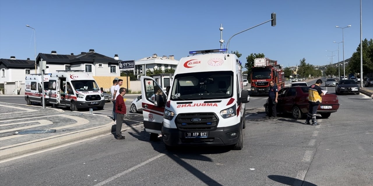 Kayseri'de iki otomobilin çarpıştığı kazada 7 kişi yaralandı