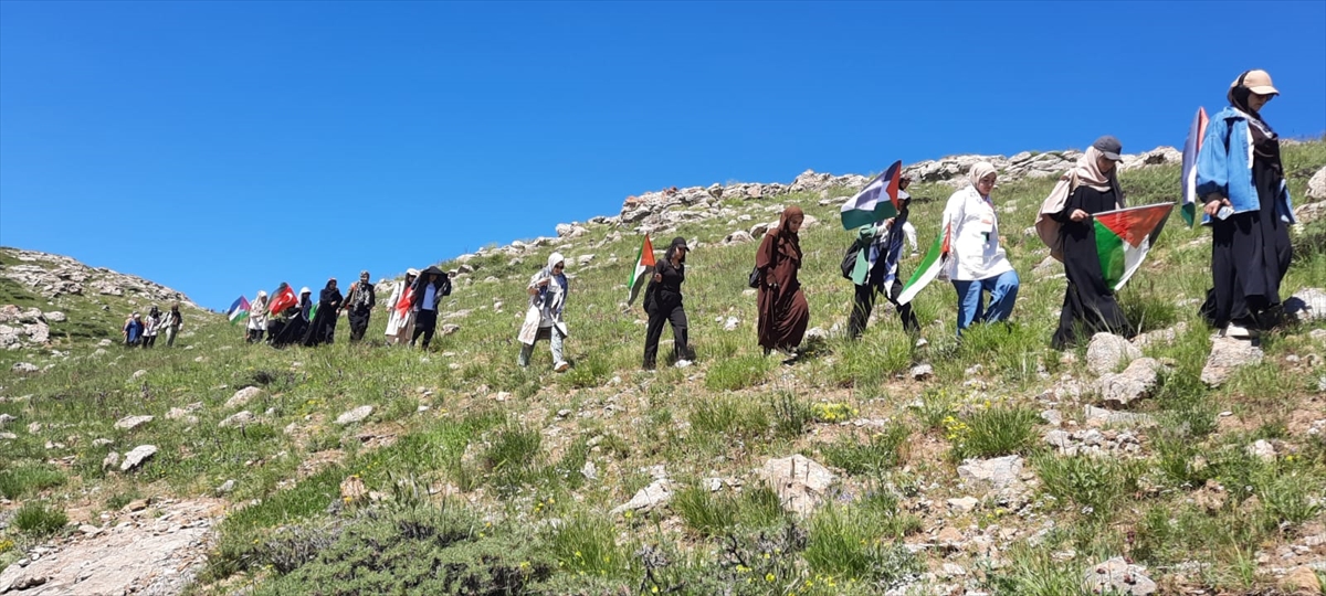 Van'da akademisyenler ve öğrenciler, Filistinlilere destek için Gören Dağı'na tırmandı